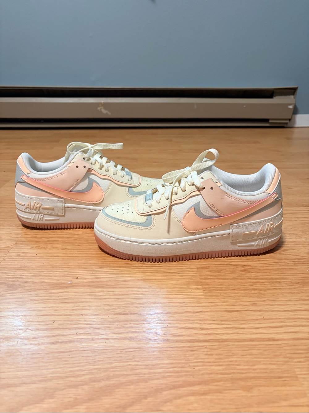 Nike Kids Cream and Peach Low-Top Sneakers